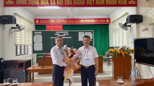 Lãnh đạo huyện thăm, tặng hoa các Hội đồng thi tốt nghiệp THPT năm 2025