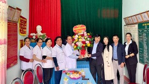 Đồng chí Phó Chủ tịch HĐND huyện thăm, chúc mừng Trạm y tế xã Thanh Hóa