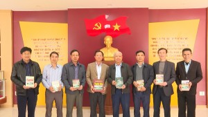 Trao tặng sách cho phòng Truyền thống Đảng bộ huyện Tuyên Hóa