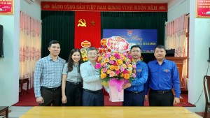 Lãnh đạo UBND huyện chúc mừng Huyện đoàn nhân Kỷ niệm ngày thành lập Đoàn 26/3