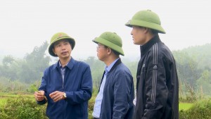Đồng chí Phó Bí thư thường trực Huyện uỷ kiểm tra tình hình sản xuất vùng đồng bào dân tộc