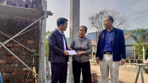 Đồng chí Phó Bí thư Thường trực Huyện ủy kiểm tra tiến độ xóa nhà tạm, nhà dột nát tại xã Kim Hóa
