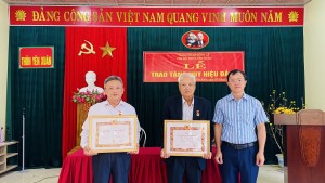 Các Chi bộ trực thuộc Đảng uỷ xã Đồng Lê tổ chức trao tặng Huy hiệu Đảng cho đảng viên