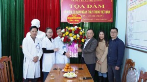 Đồng chí Hồ Vũ Thường, Phó Chủ tịch Thường trực UBND huyện thăm, chúc mừng các đơn vị Y tế