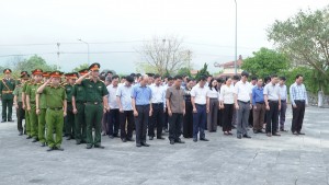 Tuyên Hóa viếng Nghĩa trang liệt sỹ huyện nhân kỷ niệm 50 năm Ngày giải phóng miền Nam, thống nhất đất nước