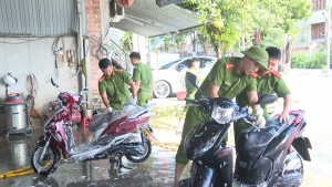 Công an xã Đồng Lê rửa xe gây quỹ, mang Trung thu đến trẻ em khó khăn trên địa bàn