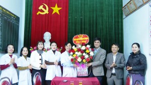 Đồng chí Chủ tịch Ủy ban Mặt trận Tổ quốc Việt Nam huyện thăm các đơn vị Y tế