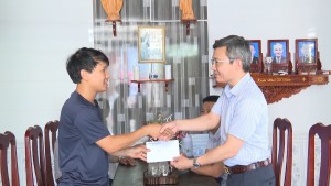 Đồng chí Phó Chủ tịch UBND huyện thăm gia đình giáo dân có hoàn cảnh khó khăn nhân dịp Lễ Phục sinh