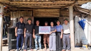 Trao kinh phí hỗ trợ xây dựng nhà Đại đoàn kết