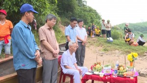 Hạ thủy thuyền đua, tập luyện, sẵn sàng tham gia lễ hội đua thuyền truyền thống toàn tỉnh