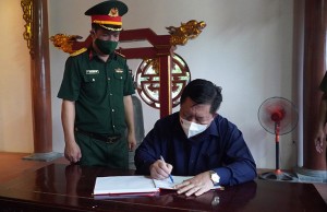 Đồng chí Trưởng Ban Tuyên giáo Trung ương dâng hương tại Khu di tích lịch sử Quốc gia hang Lèn Hà