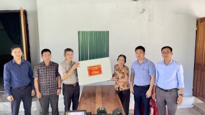 Đảng ủy cơ quan HĐND và UBND huyện tặng quà cho các hộ gia đình có hoàn cảnh khó khăn