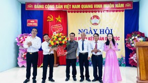 Lãnh đạo xã Tuyên Hóa tặng hoa chúc mừng ngày hội.