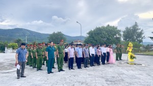 Viếng Nghĩa trang liệt sĩ Tuyên Hóa nhân kỷ niệm 80 năm ngày Quốc khánh 2/9