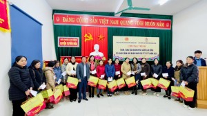 Trao quà Tết cho đoàn viên, người lao động huyện Tuyên Hóa