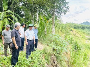 Đồng chí Bí thư Đảng ủy xã Đồng Lê kiểm tra công tác ứng phó với bão số 5