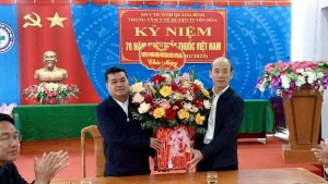 Đồng chí Chủ tịch UBND huyện thăm, chúc mừng Trung tâm Y tế huyện