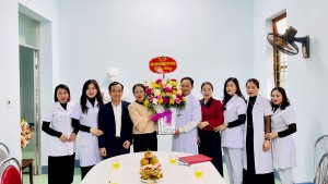 Đồng chí Trưởng ban Tổ chức Huyện uỷ Hồ Thị Bích Hà tặng hoa chúc mừng Trạm y tế xã Sơn Hoá.