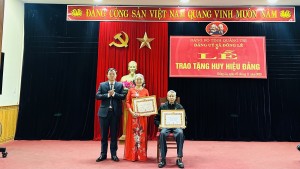 Đảng uỷ xã Đồng Lê tổ chức trao Huy hiệu Đảng cho 15 đảng viên