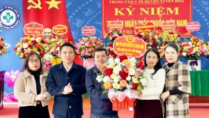 Ban Tổ chức Huyện uỷ thăm, chúc mừng các đơn vị y tế