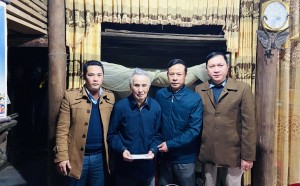 Đồng chí Trưởng Ban Tuyên giáo Huyện uỷ thăm, chúc tết các gia đình chính sách