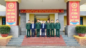 Đồng chí Phó Bí thư Thường trực Huyện ủy thăm, chúc Tết Ban chỉ huy Quân sự huyện Tuyên Hóa