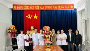 Đồng chí Phó Bí thư Thường trực Huyện ủy thăm Trạm Y tế xã Thanh Thạch nhân kỷ niệm 70 năm Ngày Thầy thuốc Việt Nam 27/2