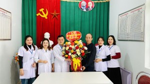 Đồng chí Chủ tịch UBND huyện thăm, chúc mừng Ngày Thầy thuốc Việt Nam 27/2