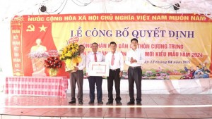Thôn Cương Trung đón nhận danh hiệu Khu dân cư Nông thôn mới kiểu mẫu
