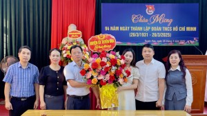 Lãnh đạo Huyện uỷ tặng hoa chúc mừng Huyện đoàn Tuyên Hóa