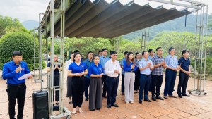 Các đại biểu tham gia Lễ viếng Nghĩa trang liệt sỹ Thanh niên xung phong Tân ấp, xã Hương Hoá.