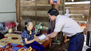 Phó Bí thư Thường trực Huyện ủy, Chủ tịch HĐND huyện thăm, tặng quà gia đình công giáo khó khăn nhân dịp Lễ Phục sinh