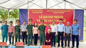 Khánh thành và ban giao nhà ở cho hộ gia đình có hoàn cảnh khó khăn