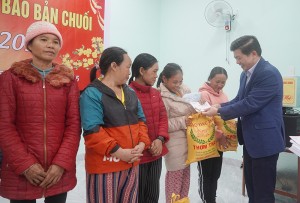 Đồng chí Trưởng Ban Tổ chức Tỉnh ủy thăm, chúc Tết gia đình chính sách