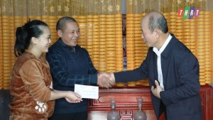 Đồng chí Chủ tịch UBND huyện thăm, chúc Tết gia đình chính sách ở xã Cao Quảng