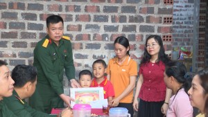 Ban Chỉ huy Quân sự xã Đồng Lê tổ chức Chương trình “Mẹ đỡ đầu – Nâng bước em đến trường”