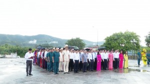 Đoàn đại biểu Đại hội Đảng bộ xã Đồng Lê viếng Nghĩa trang liệt sĩ Tuyên Hóa