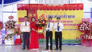 Thôn Xuân Hóa đón nhận danh hiệu khu dân cư đạt chuẩn nông thôn mới kiểu mẫu