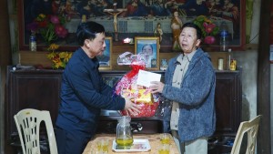 Đồng chí Bí thư Huyện uỷ thăm, chúc Tết gia đình chính sách tại xã Kim Hoá