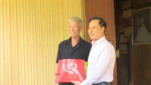 Đồng chí Bí thư Đảng ủy, Chủ tịch UBND xã Tuyên Lâm thăm, tặng quà gia đình chính sách