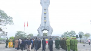 Lãnh đạo huyện viếng Nghĩa trang liệt sỹ và các di tích lịch sử
