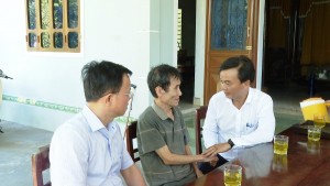Đồng chí Phó Chủ tịch Thường trực HĐND tỉnh thăm, tặng quà cho gia đình chính sách tại xã Đồng Lê