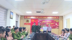 Lãnh đạo xã thăm, động viên các lực lượng trực và ra quân bảo vệ Tết Nguyên đán