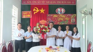 Đồng chí Phó Bí thư thường trực Đảng ủy xã thăm, chúc mừng ngày Thầy thuốc Việt Nam 27/2