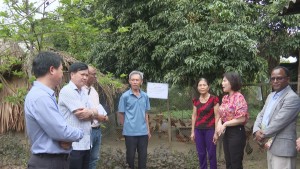 Đoàn công tác của Dự án “Lợi ích nguồn gen gà Châu Á” kiểm tra mô hình chăn nuôi gà đồi Lạc Sơn tại thôn Bắc Sơn.