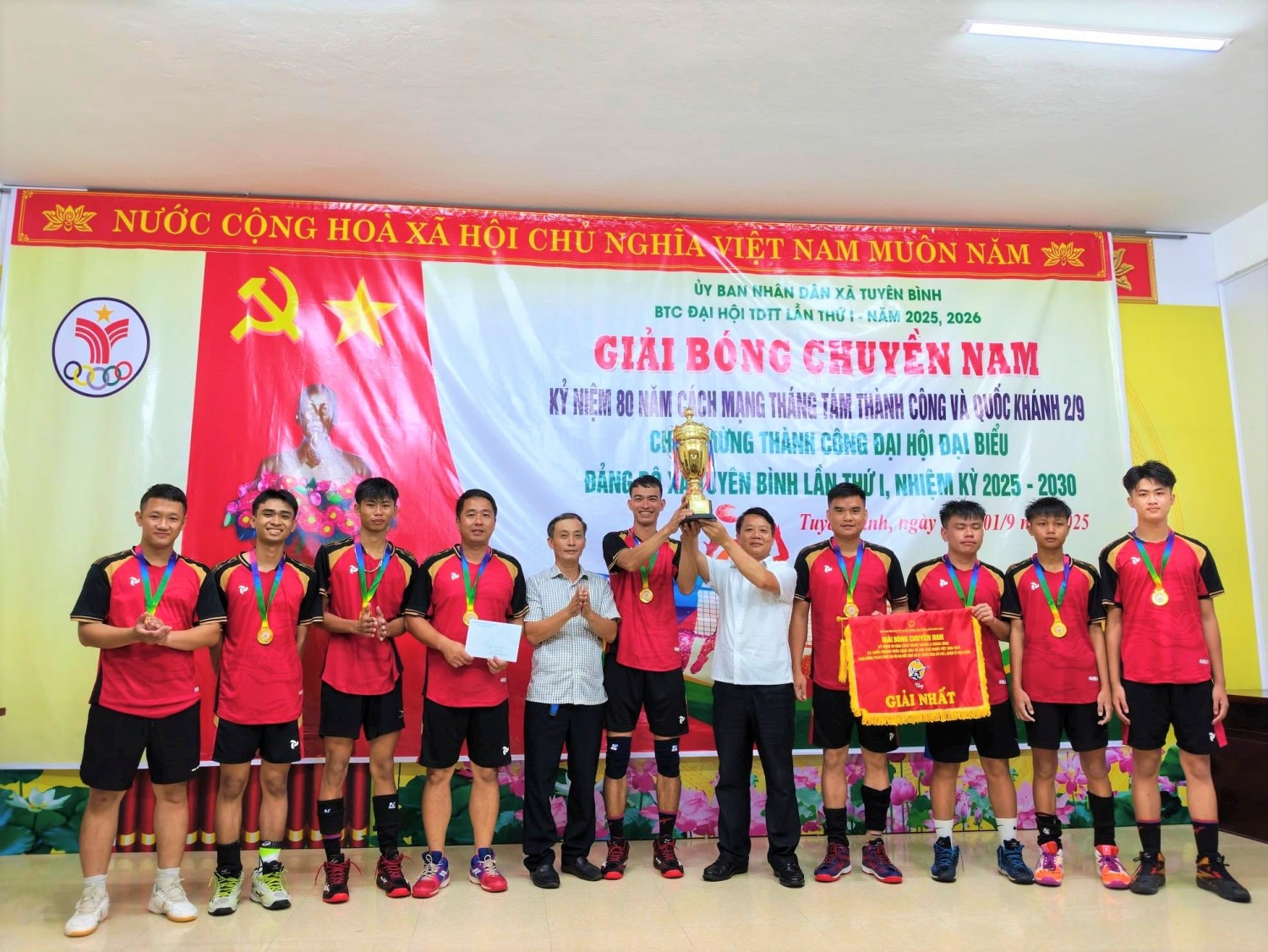 Xã Tuyên Bình tổ chức thành công giải bóng chuyền nam