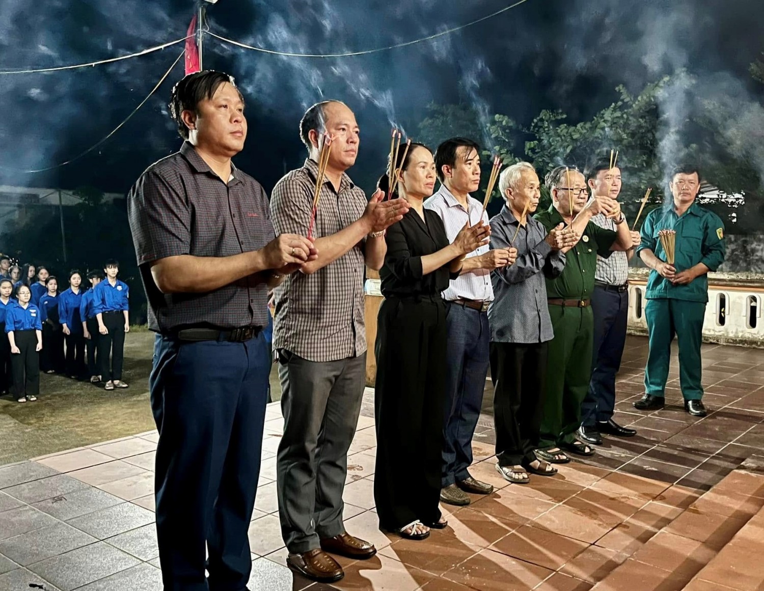 Lãnh đạo xã Tuyên Phú dâng hương tại nhà bia tưởng niệm các anh hùng Liệt sĩ.