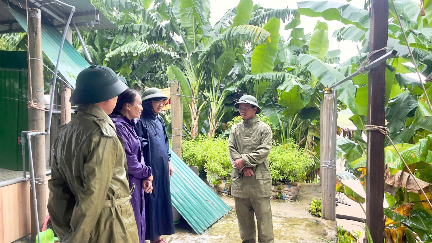 Đồng chí Phó Bí thư Thường trực Huyện ủy kiểm tra công tác ứng phó  với mưa lũ