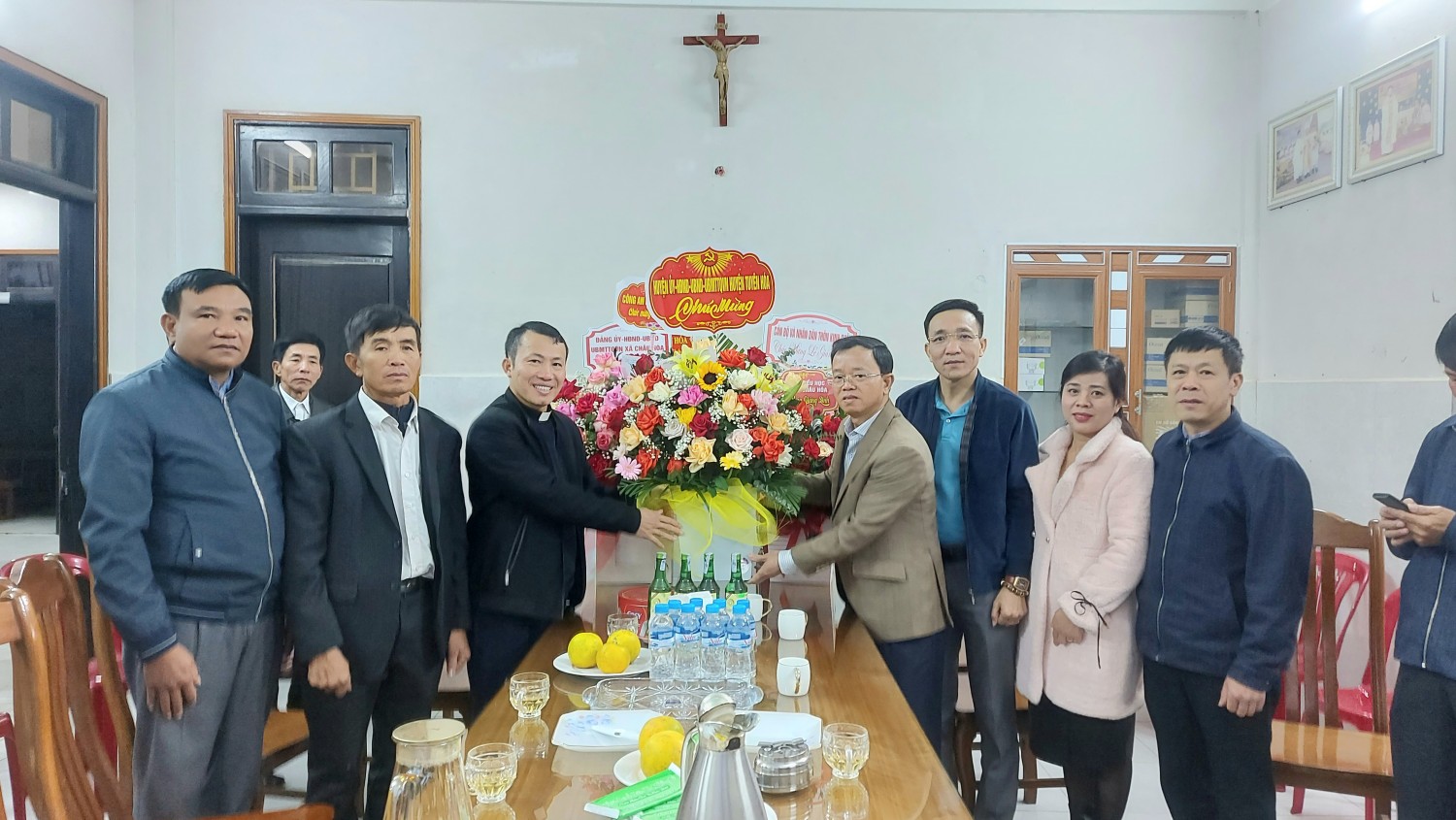 Đồng chí Bùi Thanh Chuyên chúc mừng Giáng sinh tại Giáo xứ Minh Tú