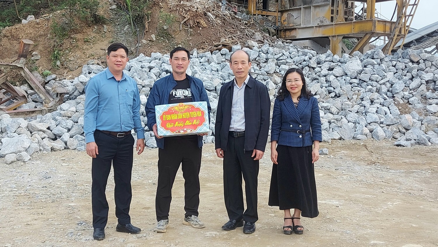 Đồng chí Chủ tịch UBND huyện thăm, tặng quà các doanh nghiệp